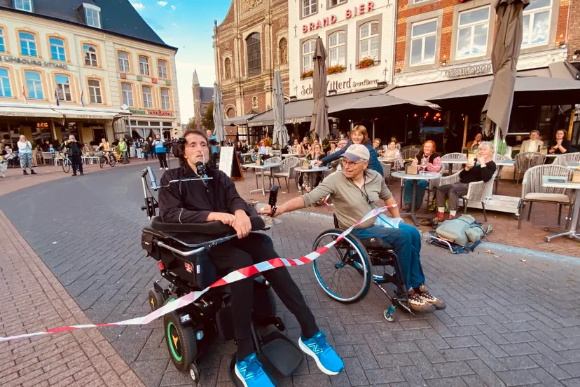 lambert moonen en henk baggen arriveren samen op de markt in sittard