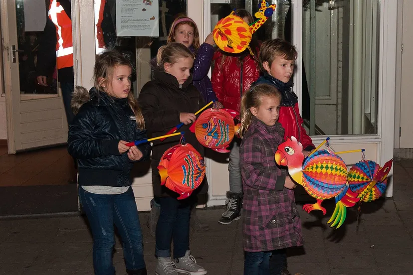 lampionnenoptocht kinderen foto tino stulen via flickr
