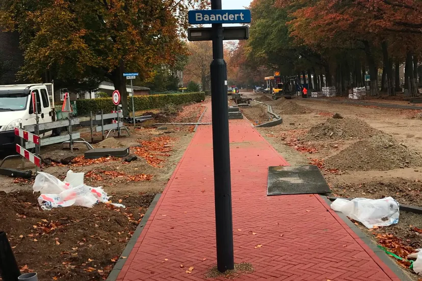 lantaarnpaal op fietspad