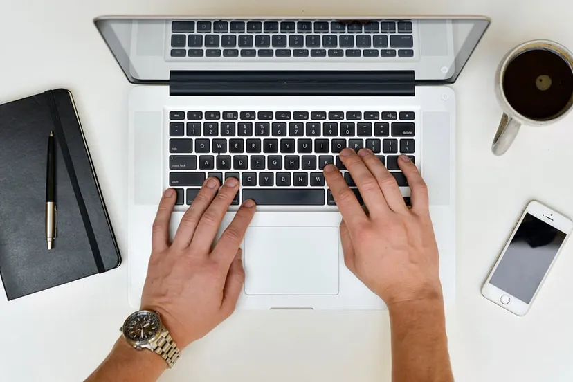 laptop koffie iphone mobiele telefoon