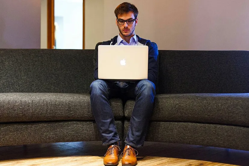 laptop man zzp digitaal cc0