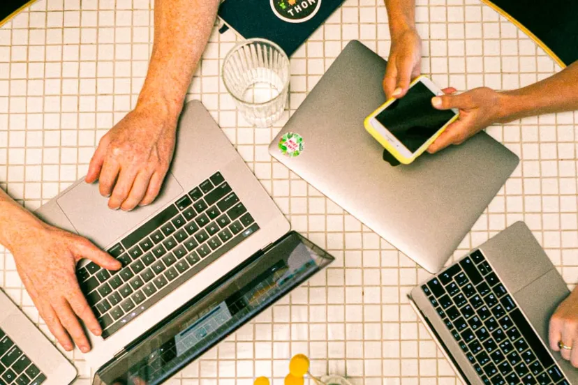 laptops op een tafel