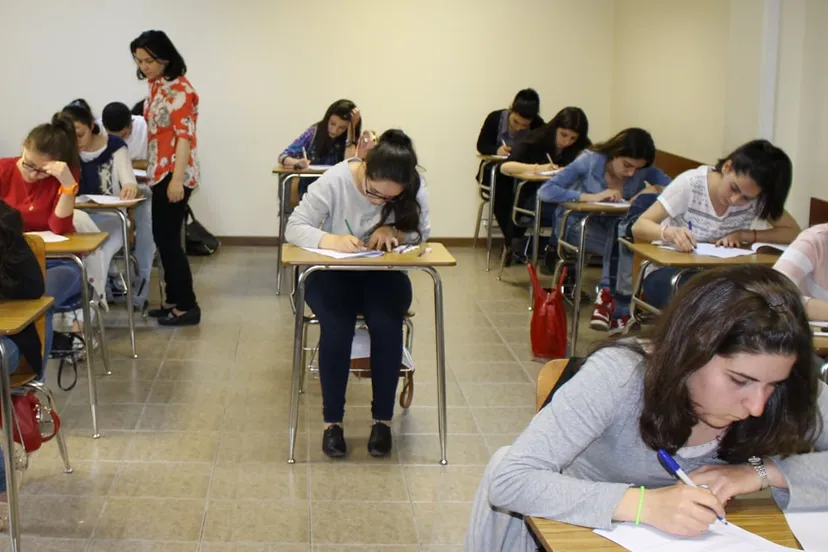 leerlingen maken schoolexamen