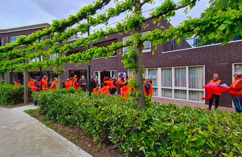 leif en leid zwerfvuilrapen vrijwilligers verzamelen zich