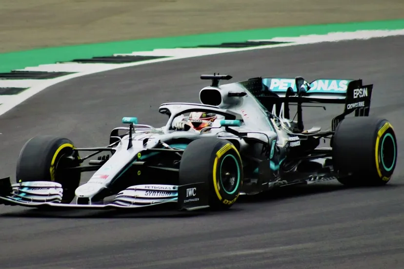 lewis hamilton in mercedes f1 bolide