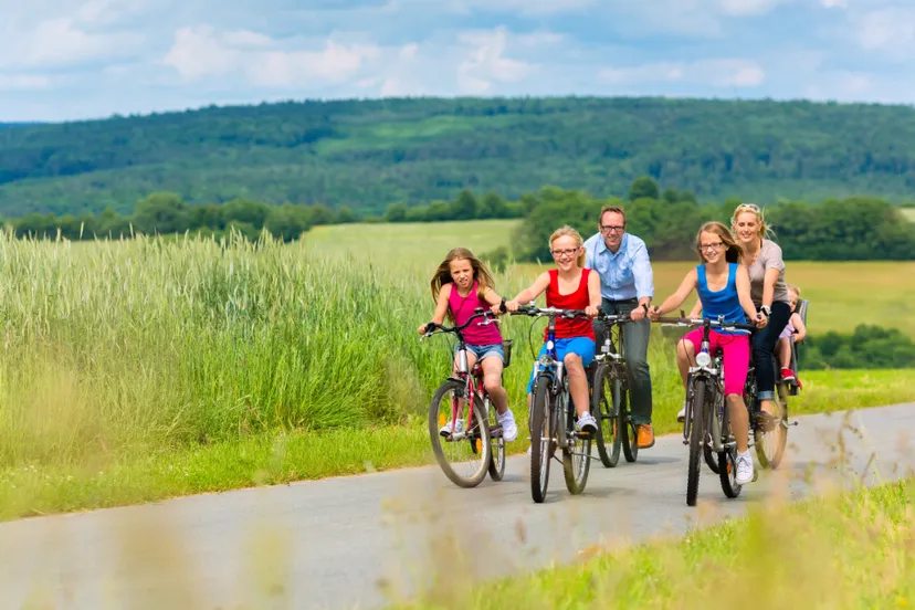 lf routes duitsengels fietsende familie in glooiend landschap lr