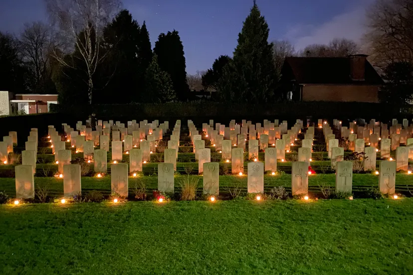 lichtjes bij de oorlogsgraven op kerstavond