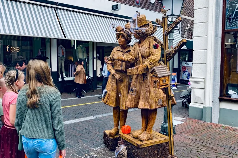living statues uit hetzelfde hout gesneden