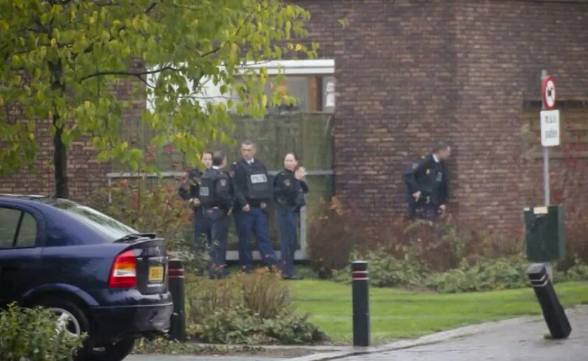llyzogpu7nqfflrobi86ro8mi anp politie omsingelt huis reuver schietpartij
