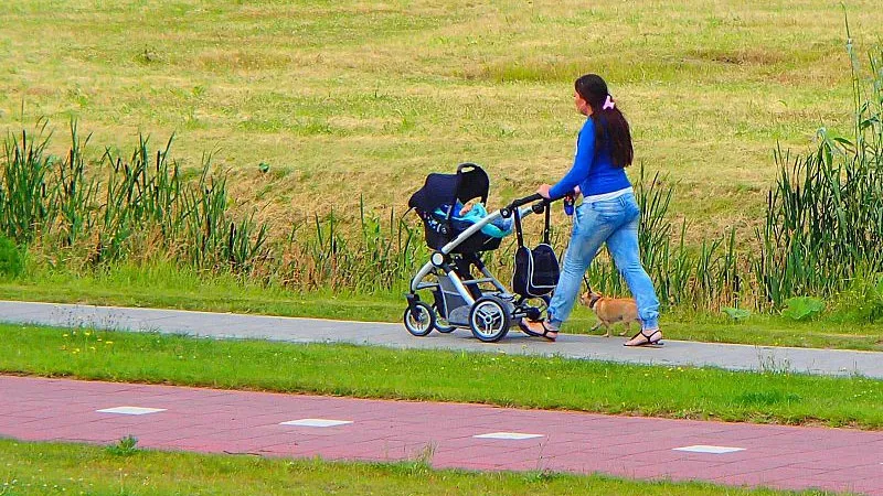 lofynt1bi59r50xybfic7nt06 moeder achter kinderwagen foto door peter van der sluijs cc by