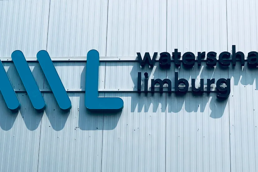 logo waterschap limburg op gevel werf sittard