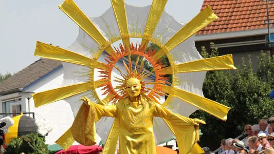 m3ql4zlvedwm77iw6k5r5q7fb de zon berg aan de maas oogstdankfeest 2012