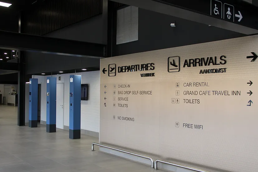 maa vliegveld engelstalige borden