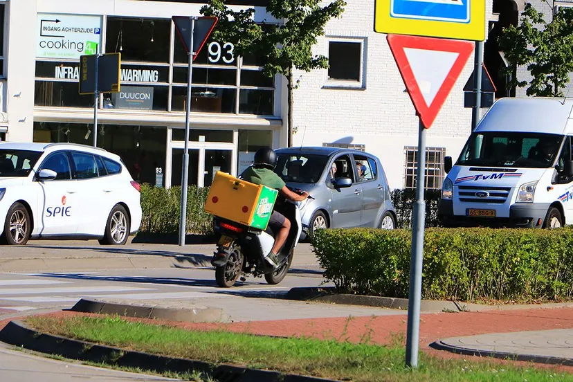 maaltijdbezorger op scooter 1