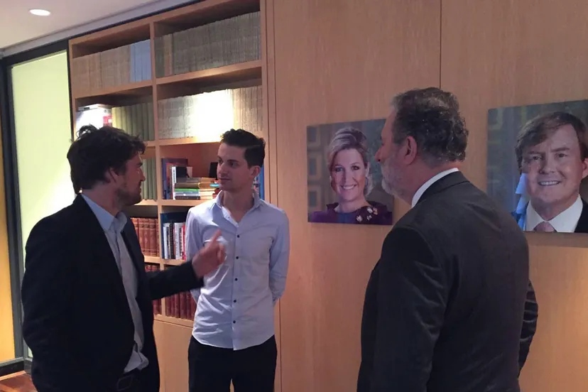 maarten vossen en marijn poels in gesprek met ambassadeur henne schuwer