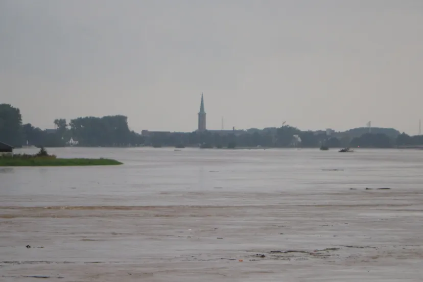 maas bij illikhoven met zicht op maaseik