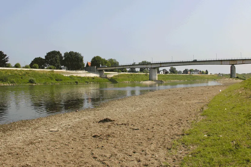 maas bij maaseik maasbrug vanaf zo maasoever gezien