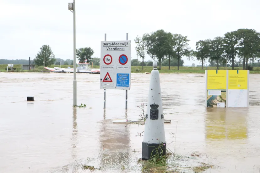 maas bij veerpont berg aan de maas