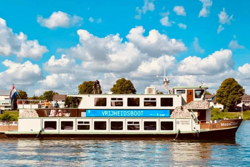 maaslakei vrijheidsboot vaart over de maas