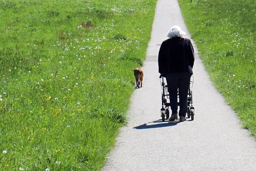 man 339509 1280 vrouw achter rollator