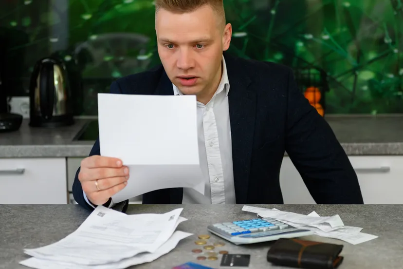 man bekijkt rekeningen