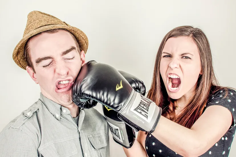 man krijgt klap van vrouw met bokshandschoenen