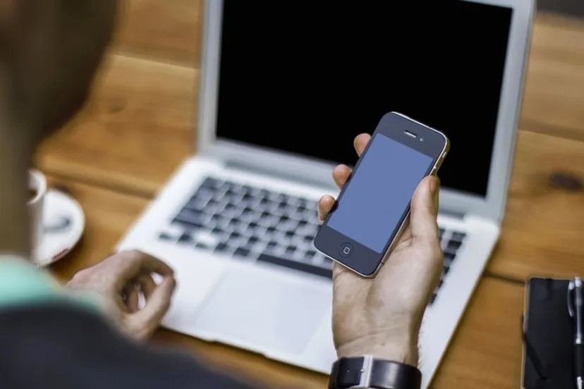 man laptop iphone apple koffie zzp