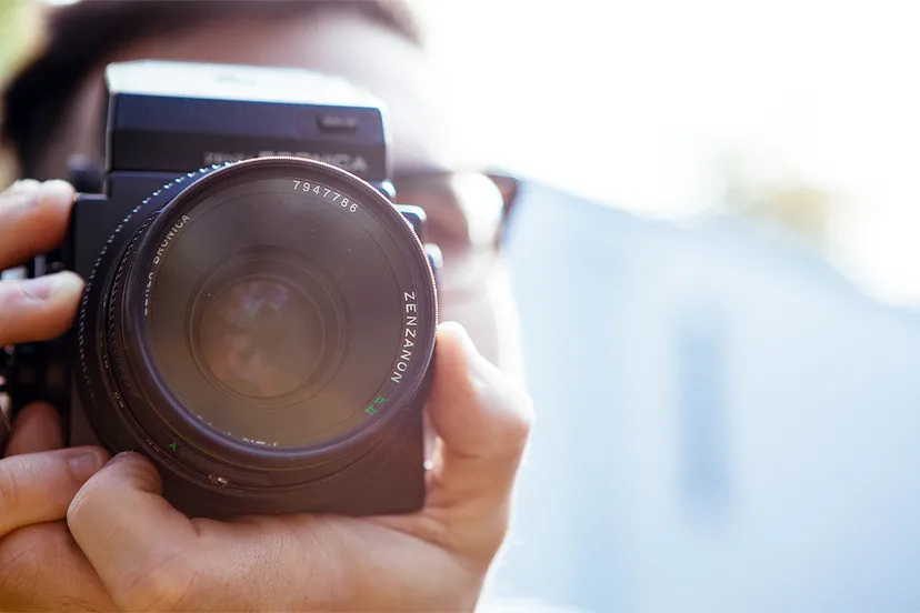 man maakt foto camera