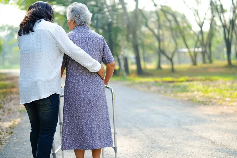 mantelzorg oudere vrouw achter looprek