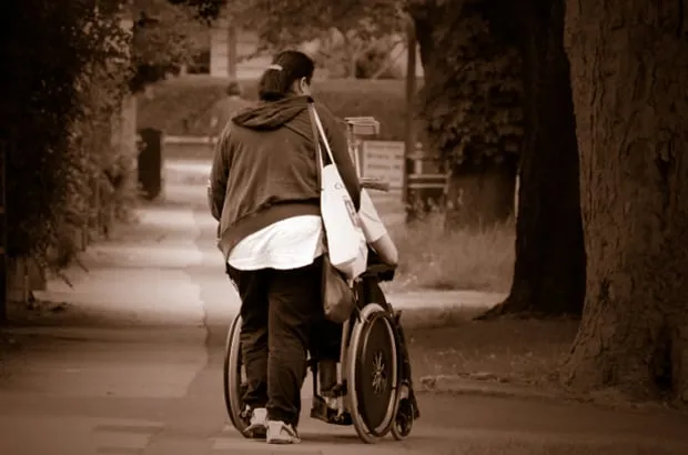 mantelzorg vrouw achter rolstoel