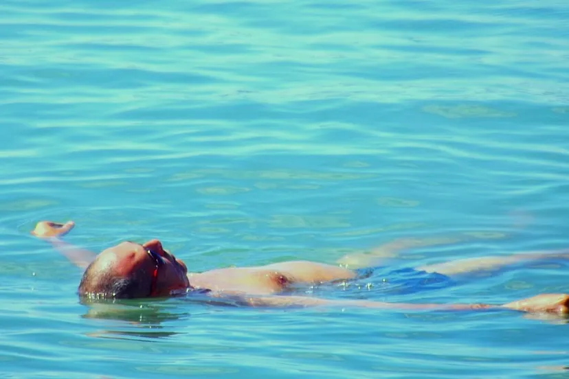 mar 90737 1280 afkoelen in zwembad