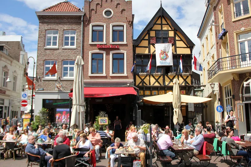 markt sittard pub trechter kroon terras