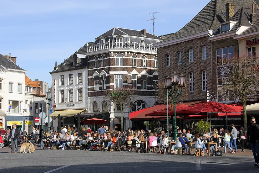 markt sittard terrassen zon voorjaar