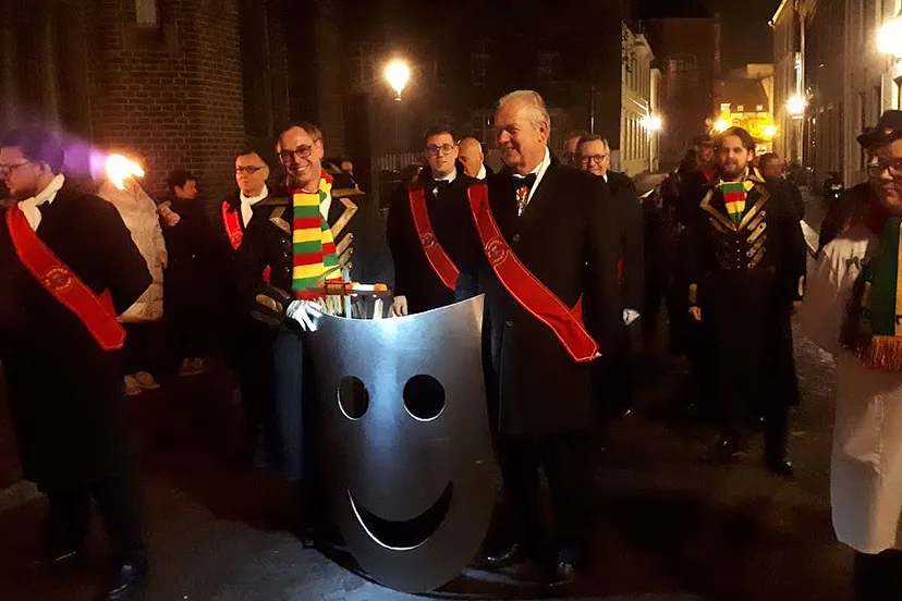 maske begrave mander
