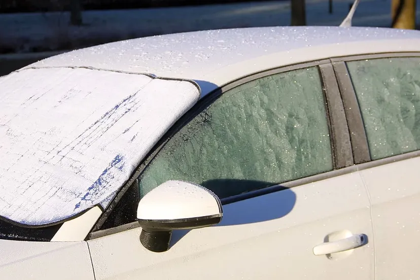 matige vorst krabben ijs op auto
