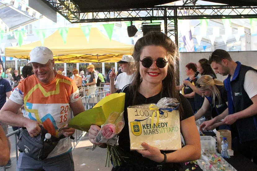 maud pelzers 100000e wandelaar die kennedy mars sittard volbracht