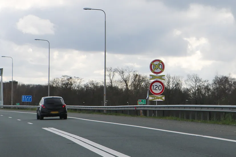 max snelheid naar 100kmhr overdag