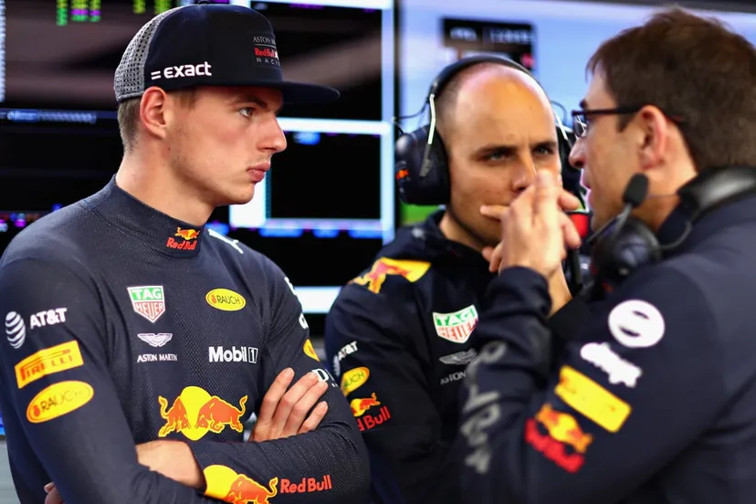 max verstappen in gesprek in de pitbox