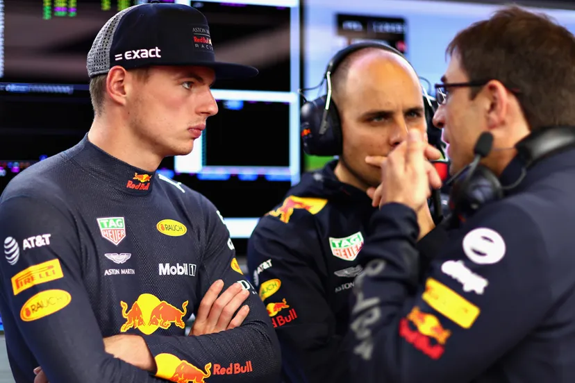max verstappen in gesprek in de pitbox