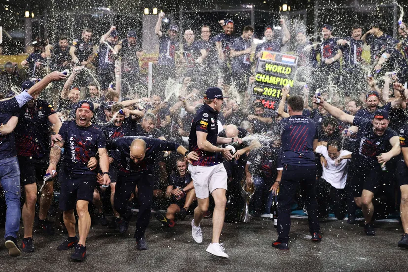 max verstappen viert wereldkampioenschap formule 1 met red bull