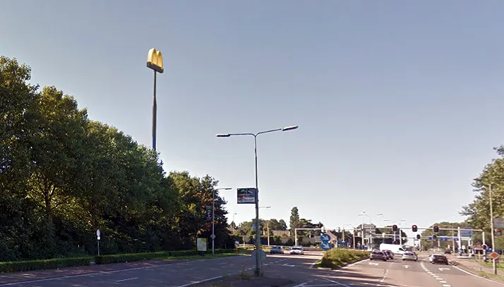 mcdonalds reclamemast aan de rand van neerbeek