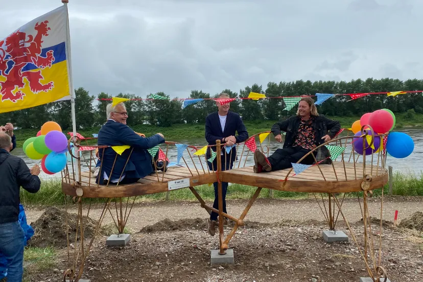 meekels en kusters op zitmeubel langs de maas bij obbicht