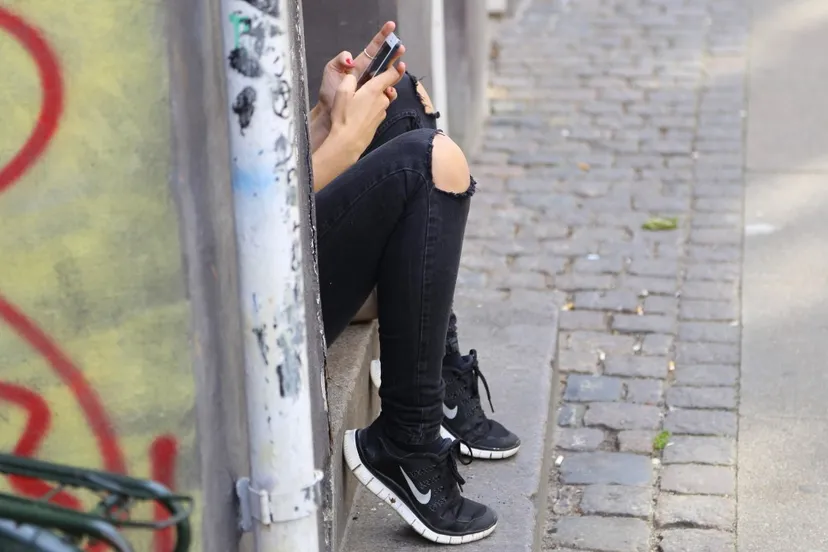 meisje in bushokje telefoon peuken jeugdmonitor