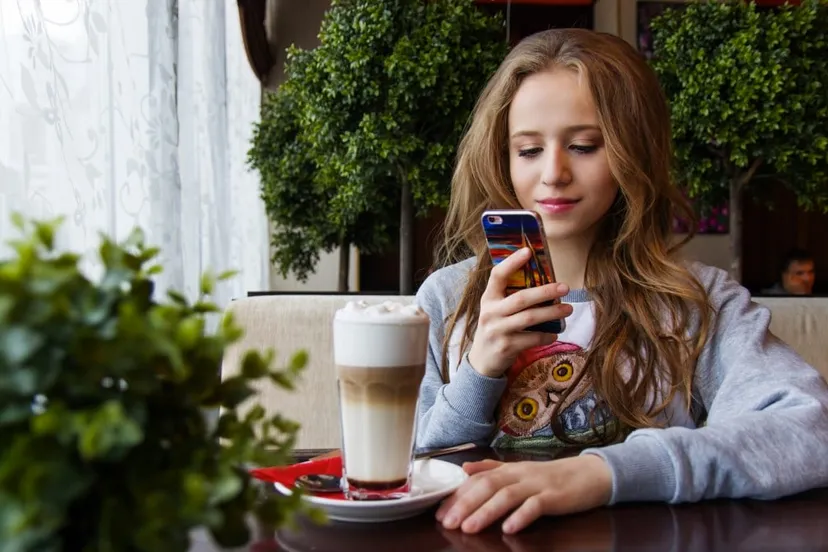 meisje smartphone coffee latte