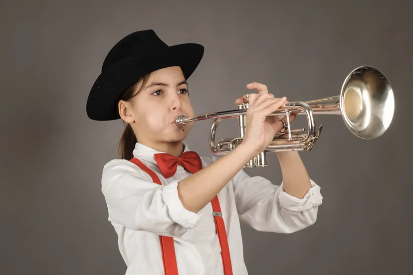 meisje speelt trompet