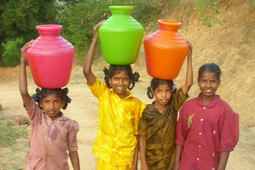 meisjes dragen water in india tom maisey flickr cc by 20