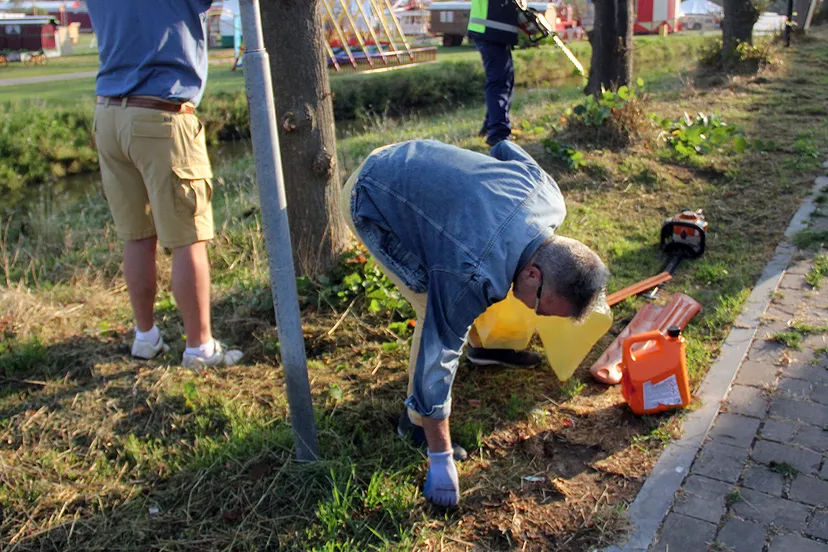 melle van buuren raapt afval op de dominicanenwal