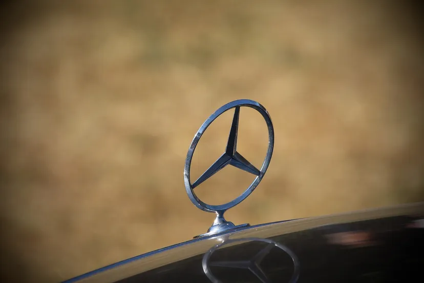 mercedes star 1654322 1280 mercedes ster cc0 via pixabay