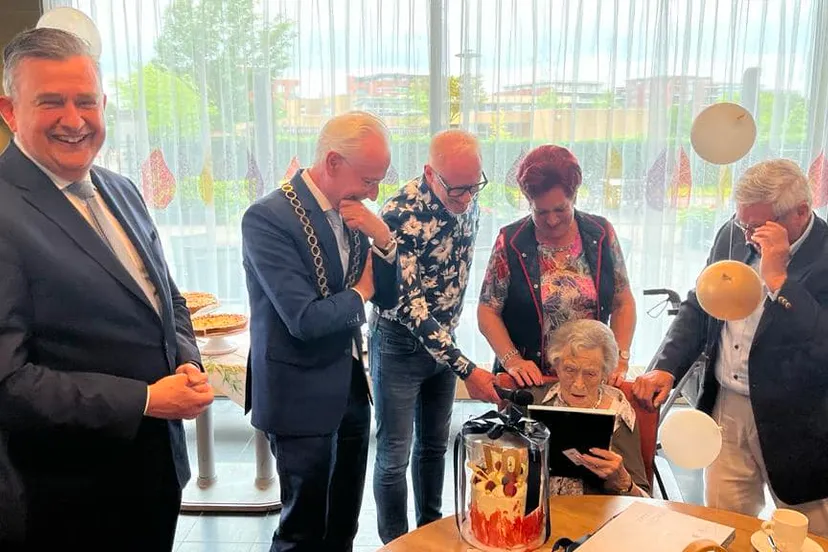 mevrouw hermanns canton bekijkt haar geboorteakte