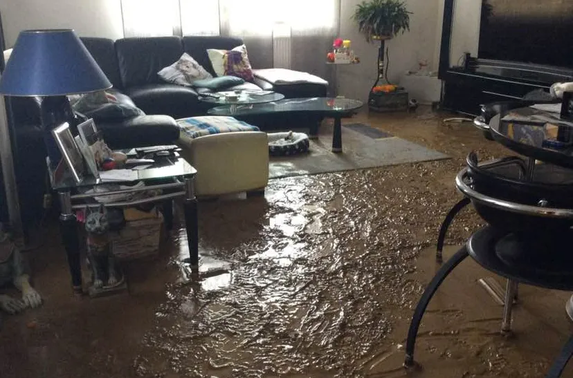 modder maakt woningen onbewoonbaar na noodweer